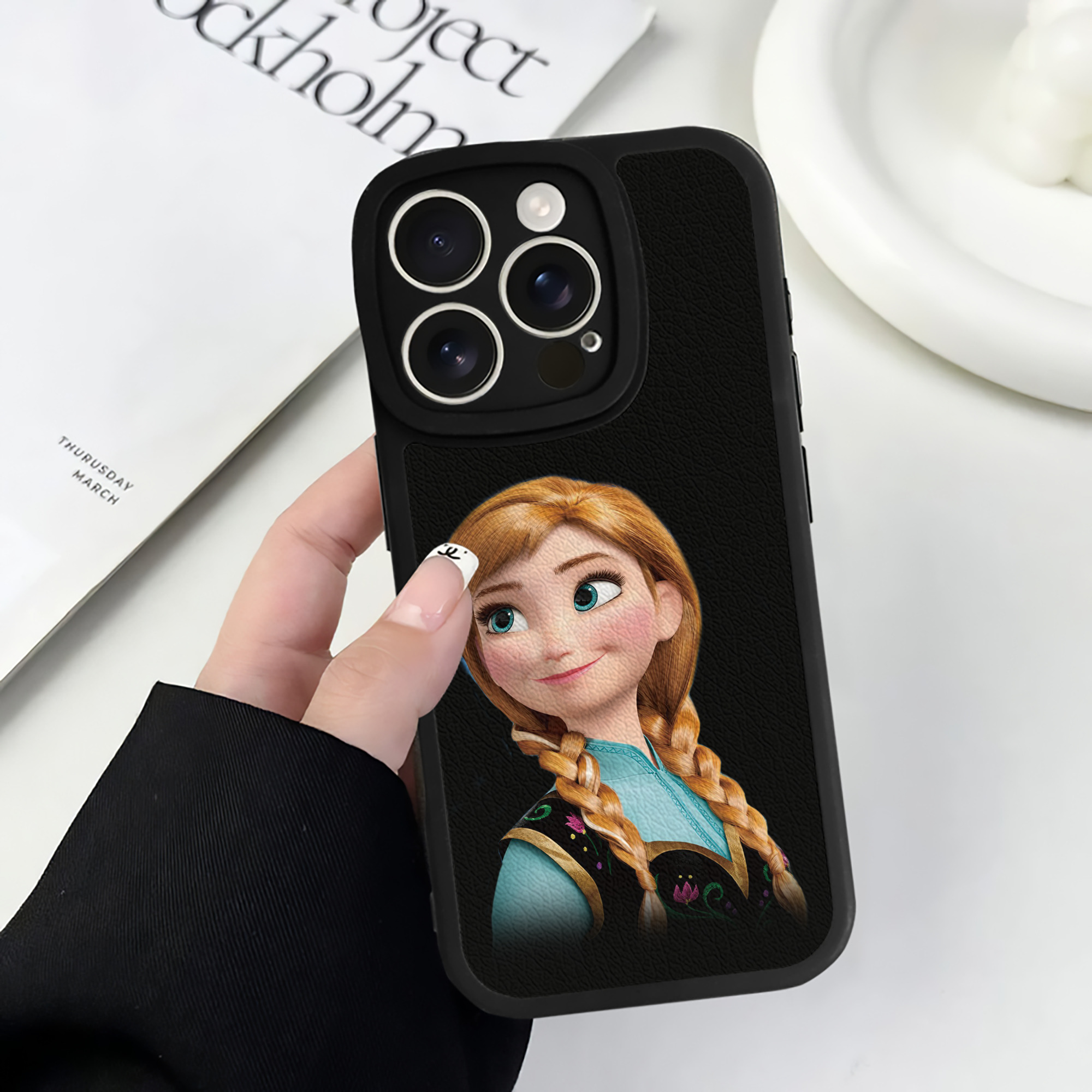 （画像用） アナと雪の女王 アンナ エルサ Frozen Anna Elsa 【iPhone 16シリーズ対応】シリコンスマホケース（レザー調） 材質：シリコン